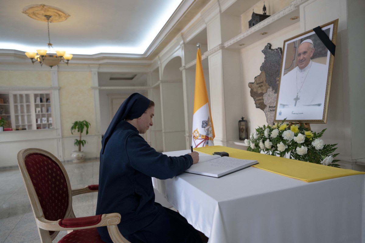 كتابة في السجّلات عن البابا فرنسيس (أ ف ب).