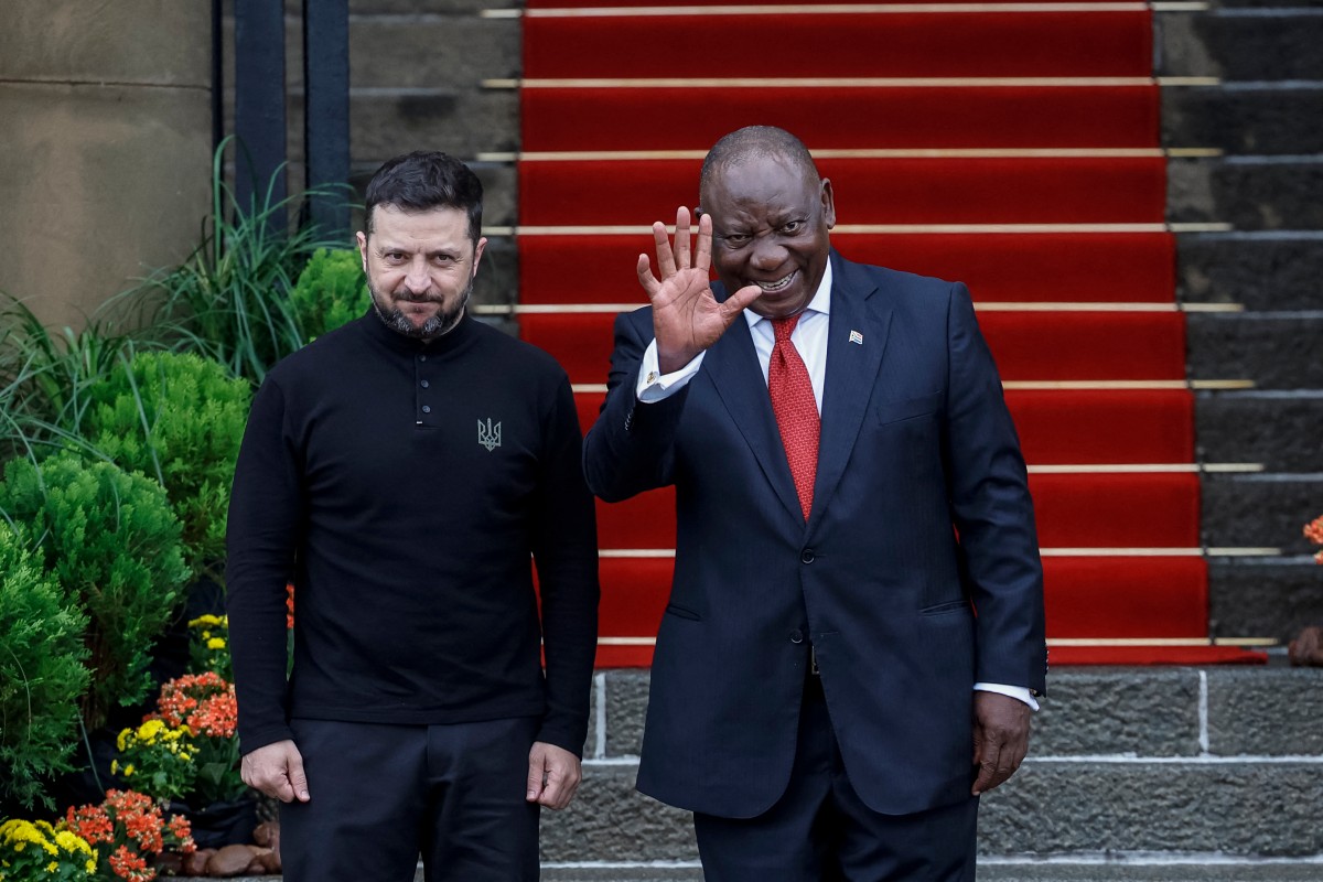 زيلينسكي ورئيس جنوب إفريقيا (أ ف ب).