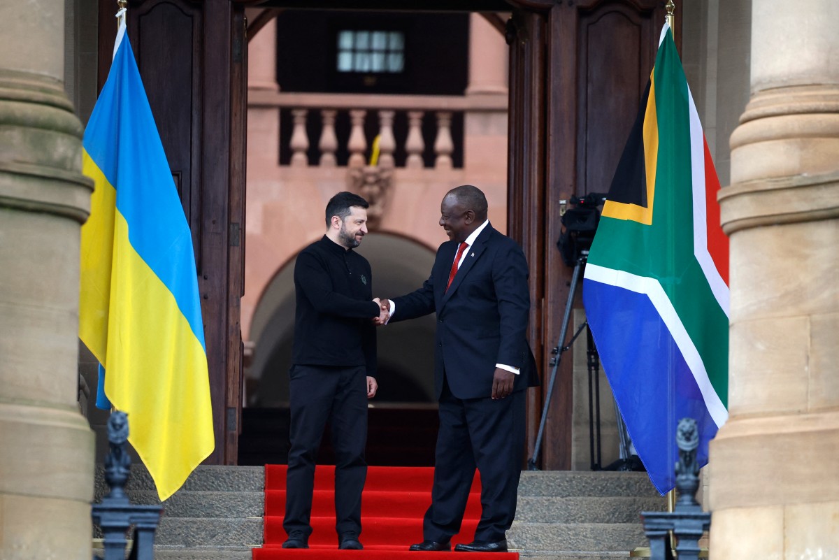 زيلينسكي ورئيس جنوب إفريقيا (أ ف ب).