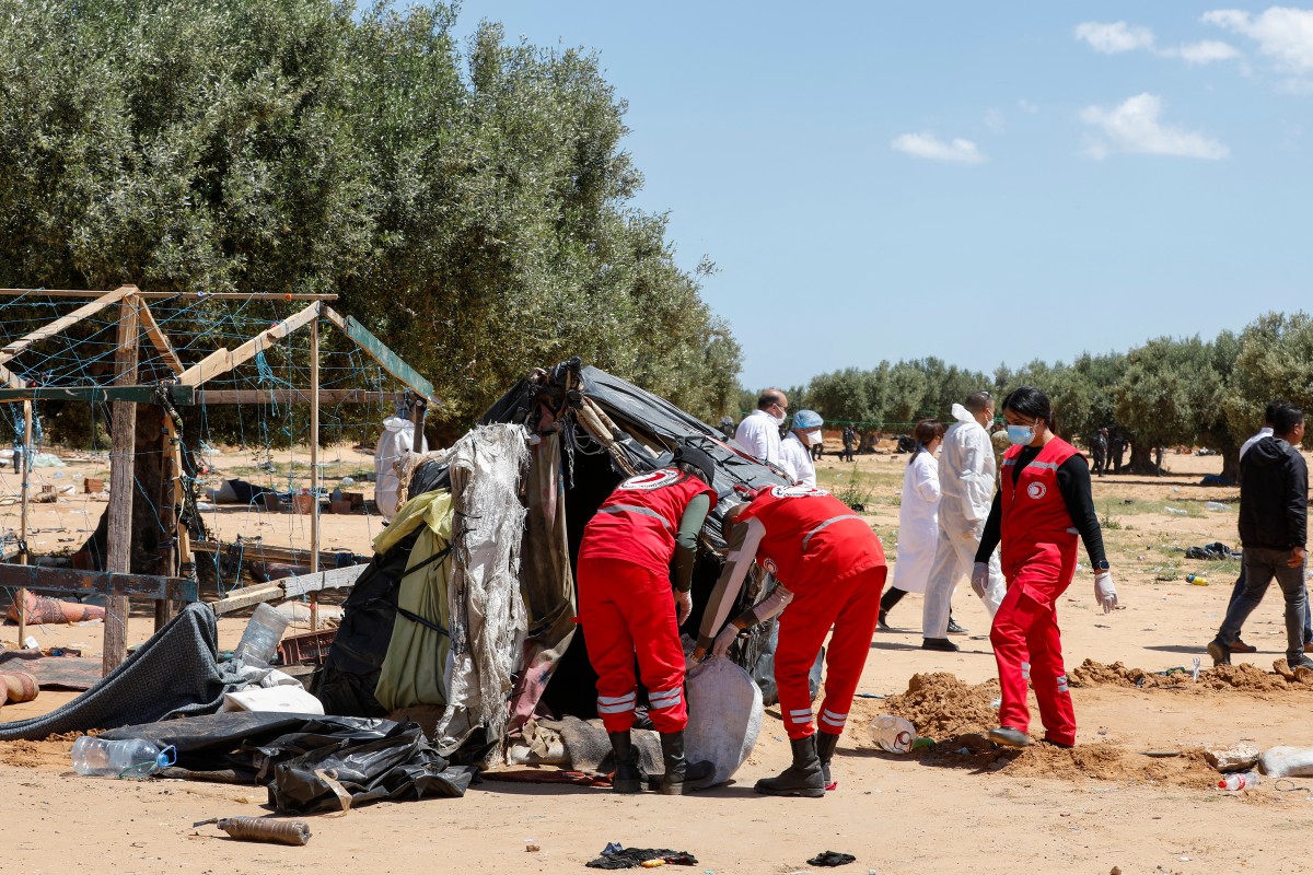 تفكيك مخيم للمهاجرين في تونس (ا ف ب)