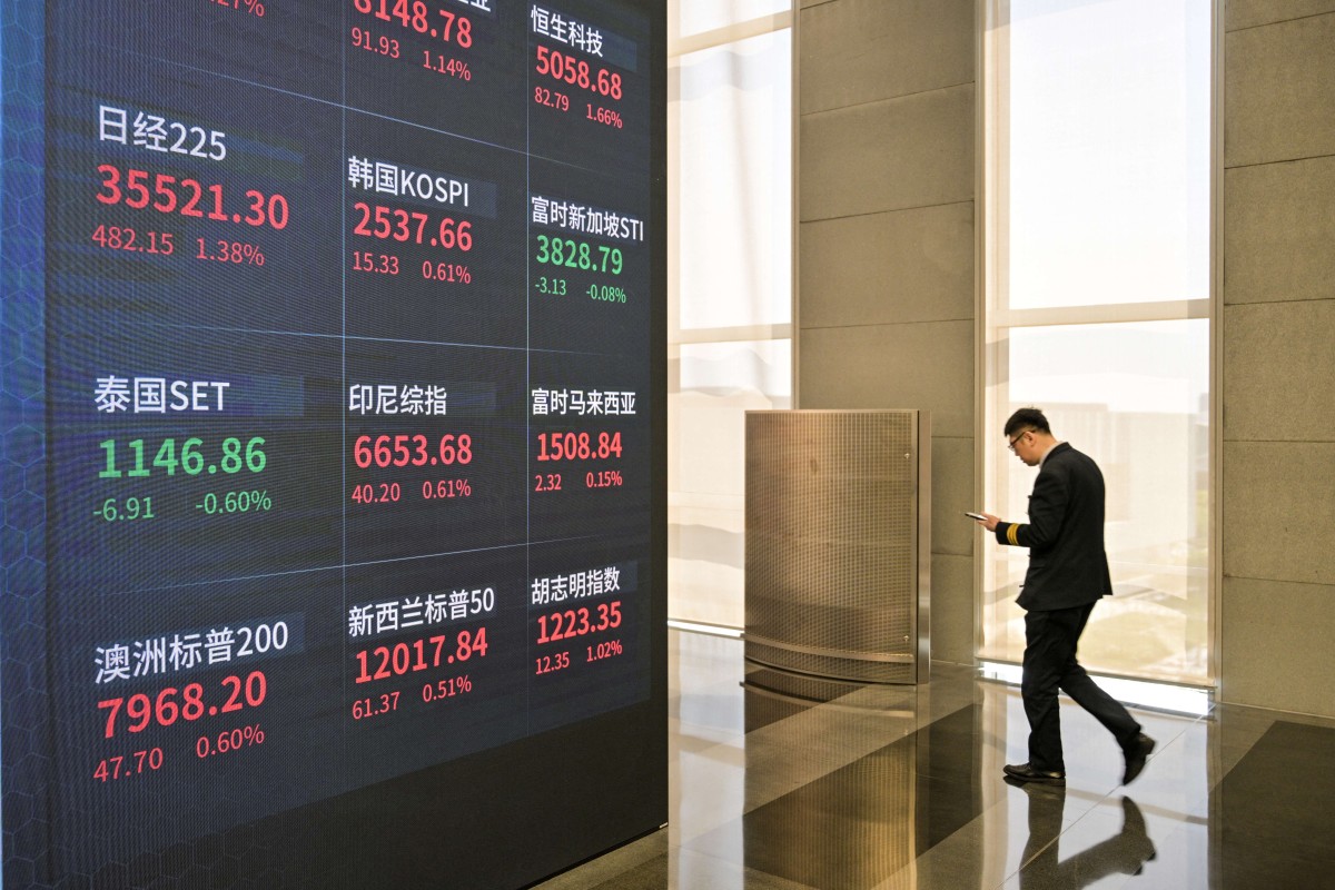 شاشة تعرض تحركات الأسواق المالية في المبنى الجديد لبورصة شنغهاي (ا ف ب)