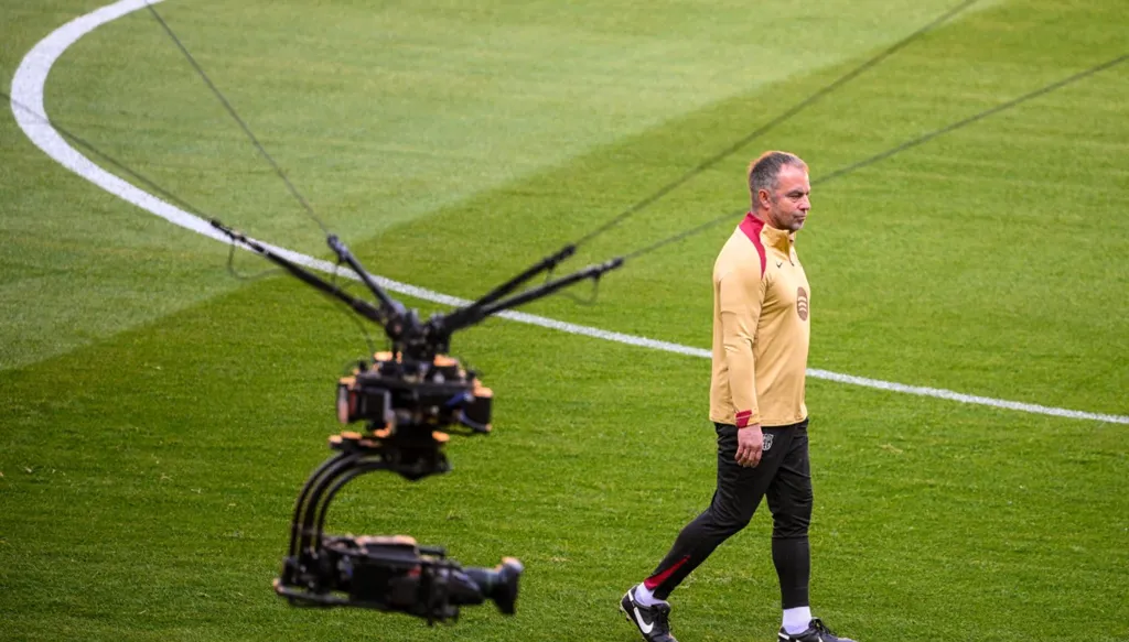جماهير برشلونة تهتف لـ"القديس فليك" قبل الكلاسيكو