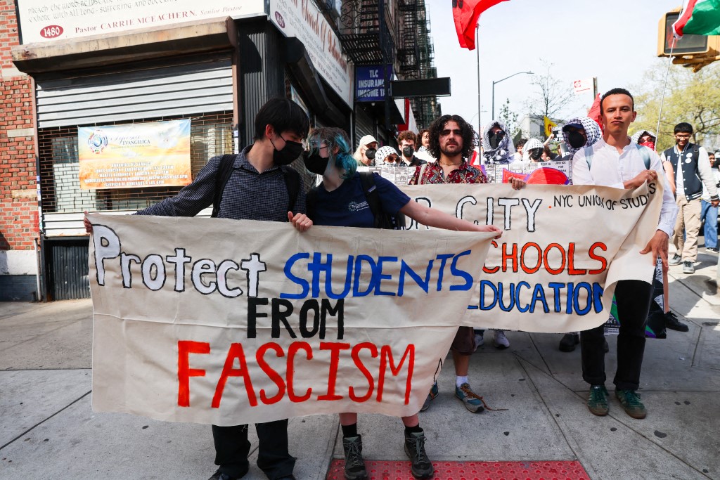 متظاهرون يشاركون في تظاهرة من كلية سيتي كوليدج إلى جامعة كولومبيا (أ ف ب).