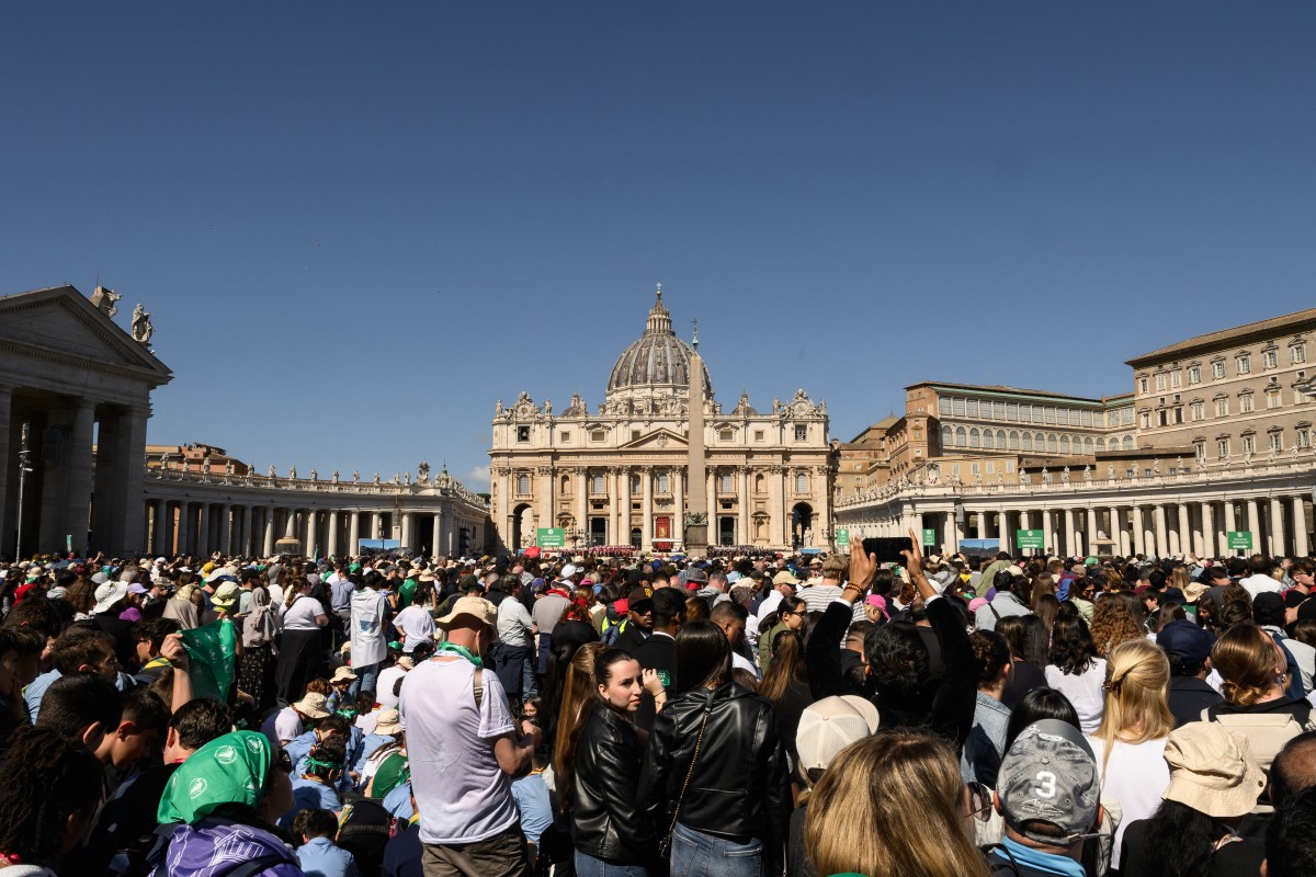 الحشود في الفاتيكان. (أ ف ب)