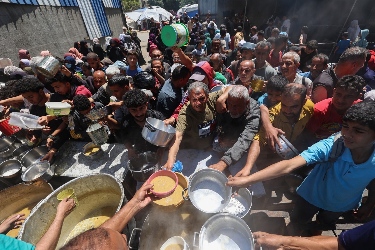 تهافت للحصول على طعام في غزة (أ ف ب)
