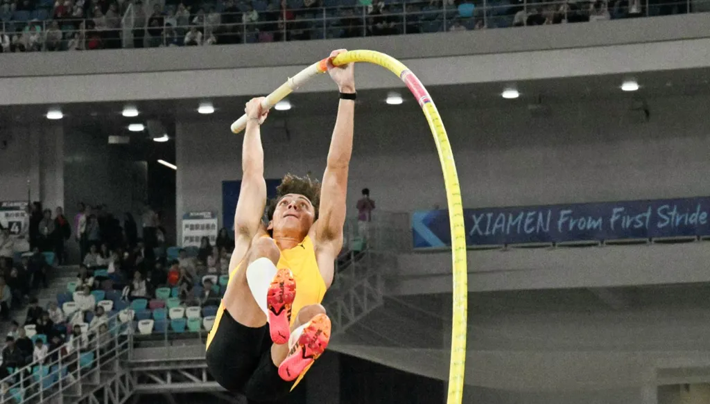 دوبلانتيس يثبت تفوقه في القفز بالزانة