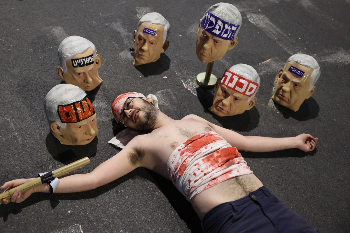 متظاهر خلال مظاهرة مناهضة للحكومة أمام وزارة الدفاع الاسرائيلية في تل أبيب (ا ف ب)