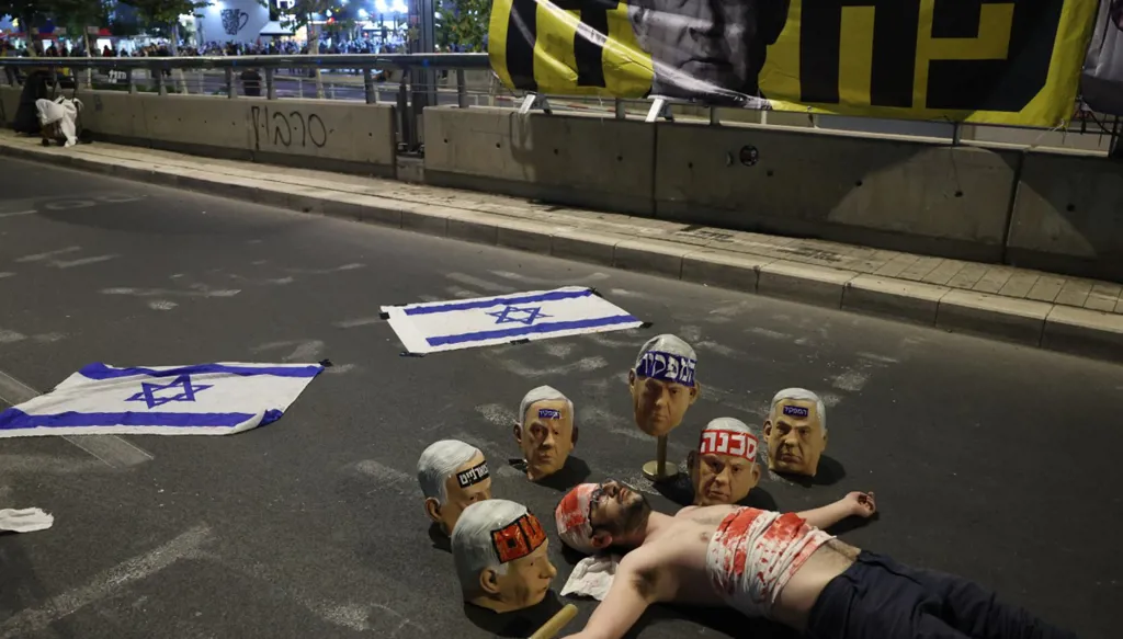 "رؤوس مقطوعة" لنتنياهو أثناء مظاهرة في تل أبيب... رئيس الوزراء الاسرائيلي يعلّق