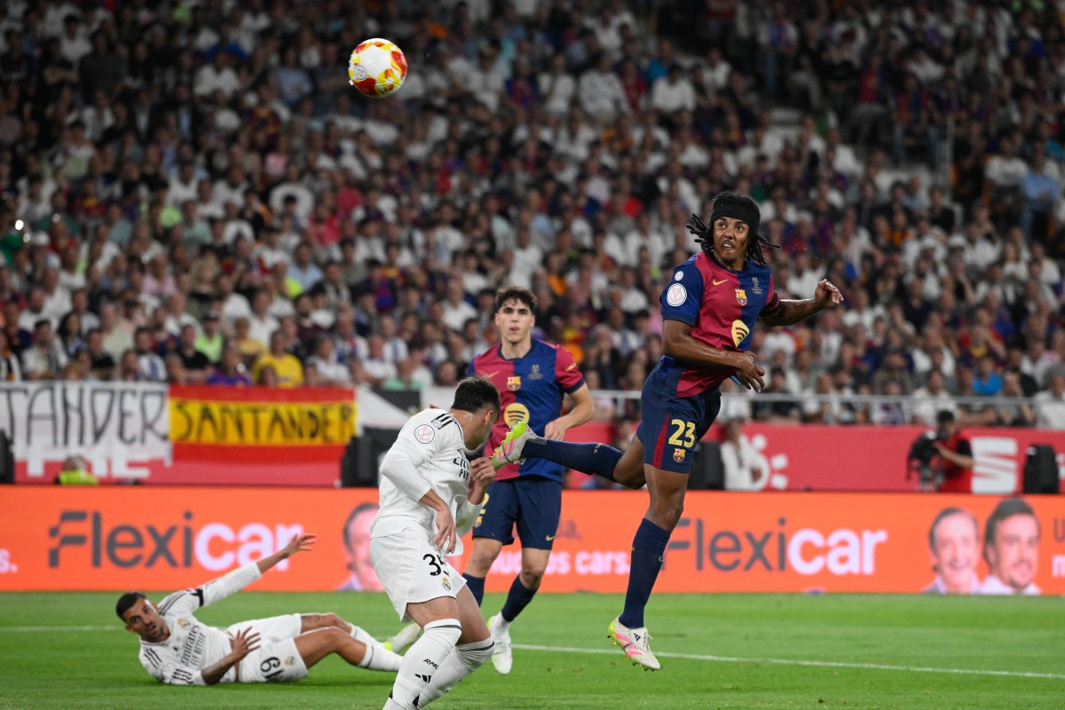 كوندي خلال مباراة برشلونة وريال مدريد في نهائي كأس إسبانيا (أ ف ب)