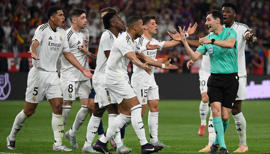 طرد ثلاثي ريال مدريد في الكلاسيكو (فيديو)