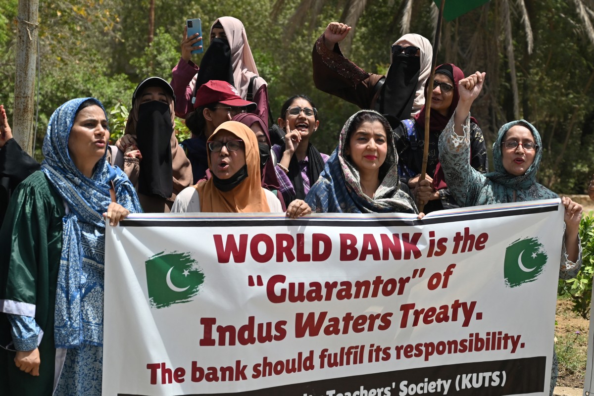 أساتذة وطلاب من جامعة كراتشي يرفعون لافتات ويرددون شعارات خلال احتجاج مناهض للهند في كراتشي. (ا ف ب)