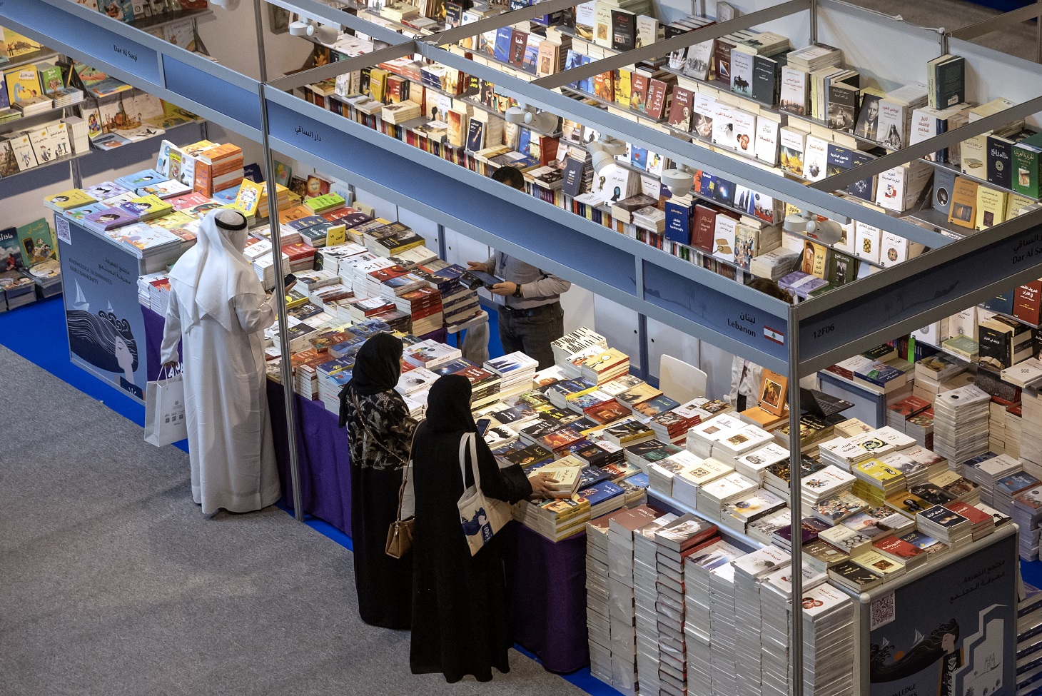 جانب من دورة 2025 من معرض أبوظبي للكتاب. (أ ف ب)