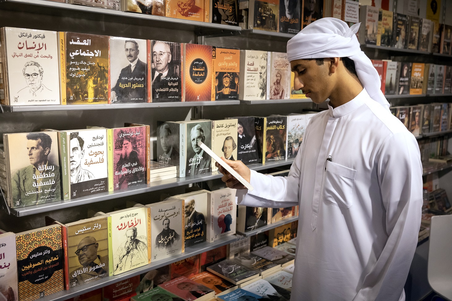جانب من دورة 2025 من معرض أبوظبي للكتاب. (أ ف ب)