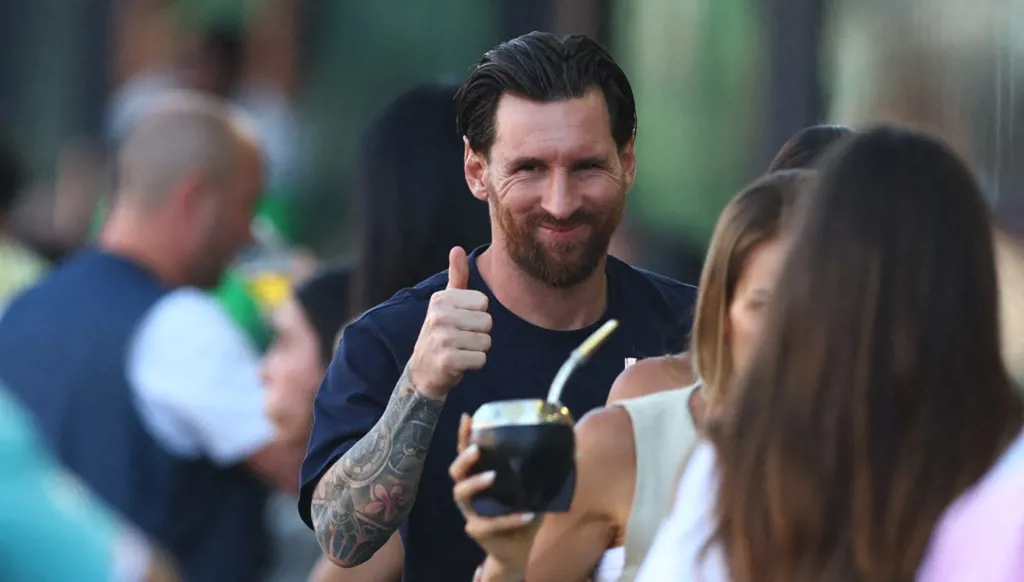 ميسي يحسم موقفه من العودة إلى برشلونة