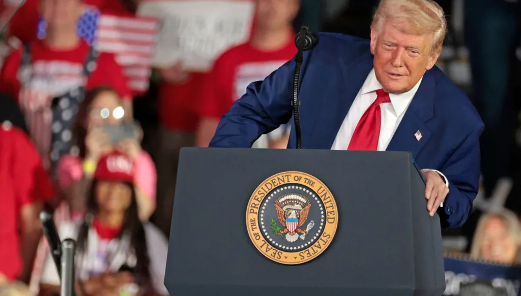 امراة تقاطع خطاب ترامب والأخير يرد: ظننت إنها رجل (فيديو)