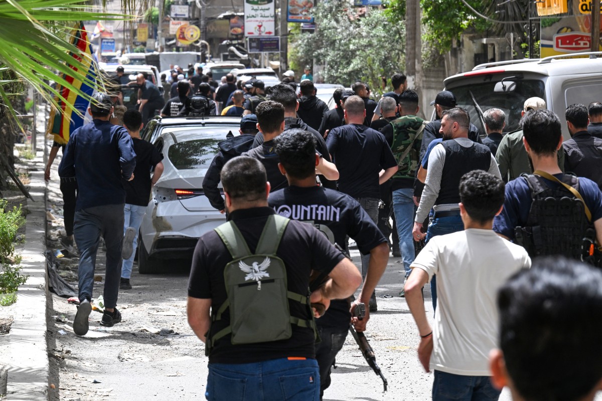 أفراد مسلحون من الطائفة الدرزية في سوريا يشاركون في جنازة سبعة أشخاص قتلوا خلال اشتباكات ليلية مع قوات الأمن السورية. (أ ف ب)