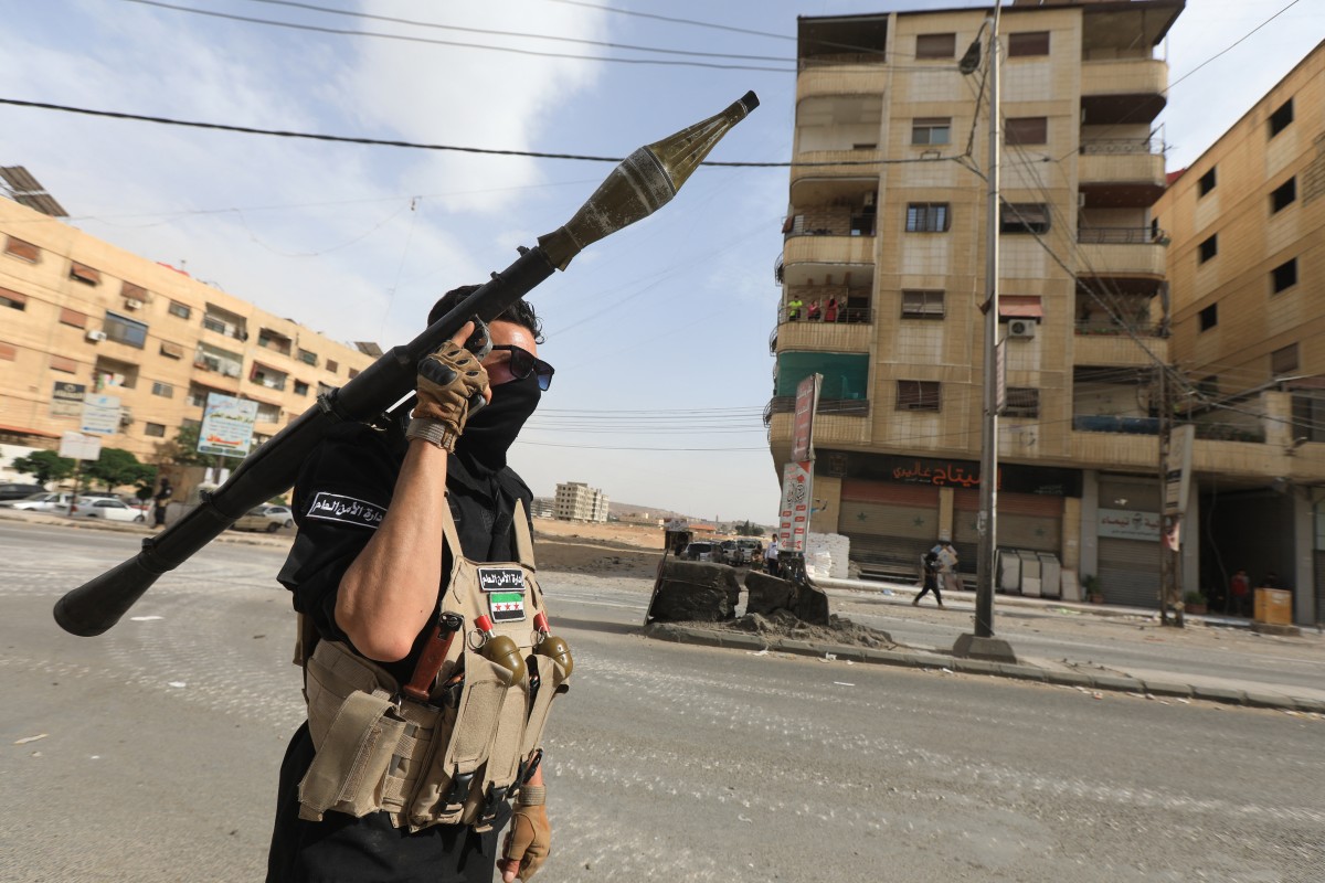 عنصر مسلّح في صحنايا السورية (أ ف ب).