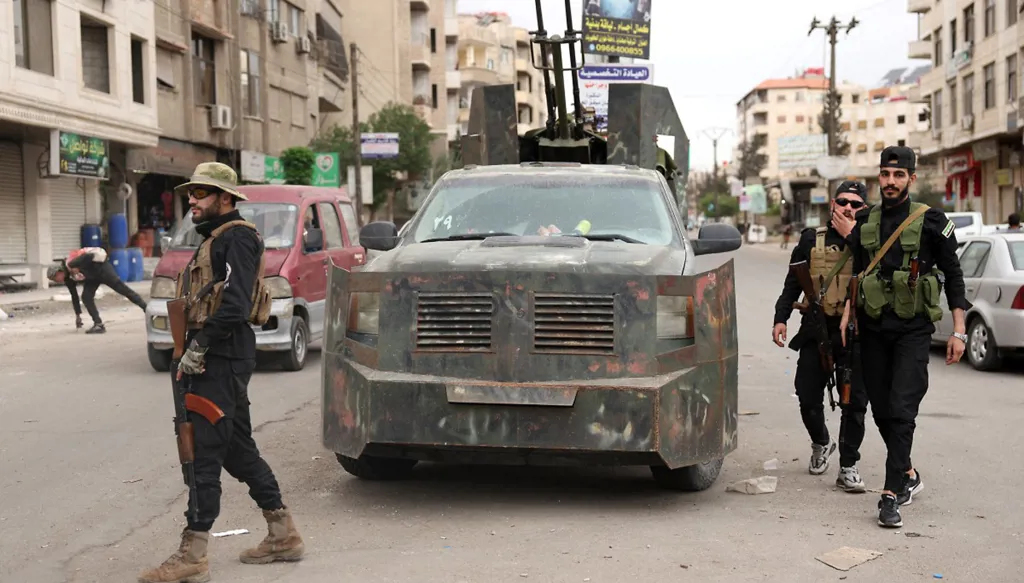 بين تحذيرات مخلوف وتحرّكات إيران... المخاوف تتصاعد في الساحل السوري