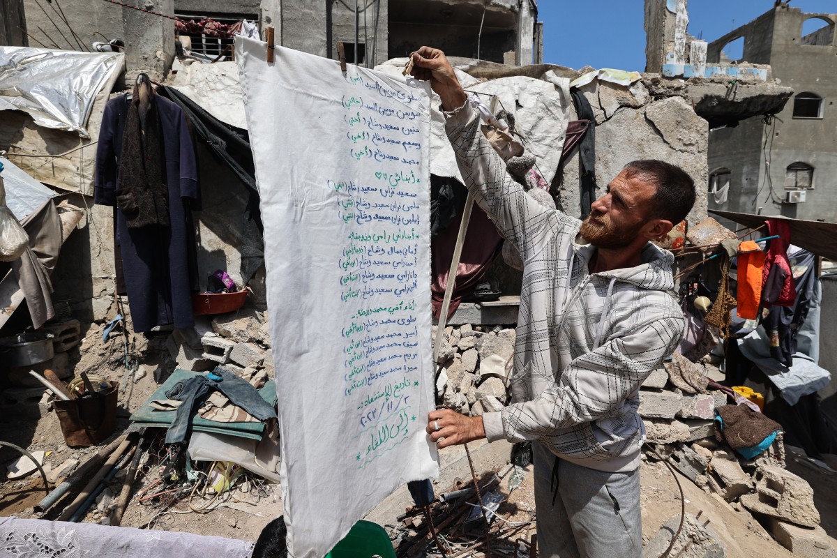 أب فلسطيني فقد ثلاثة من أطفاله في الغارات الإسرائيلية (أ ف ب)