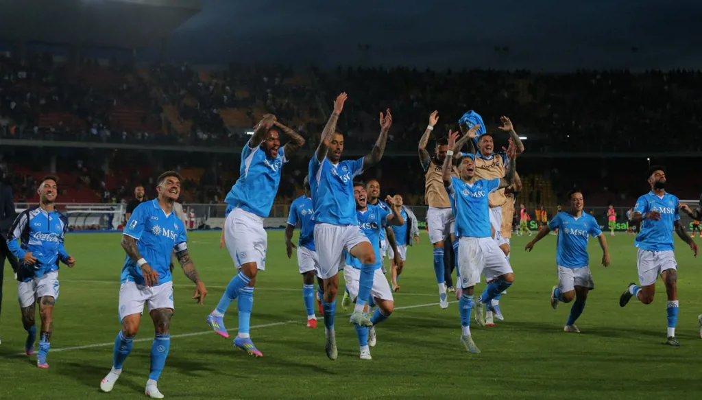 نابولي يقترب من لقب الدوري الإيطالي بالفوز على ليتشي