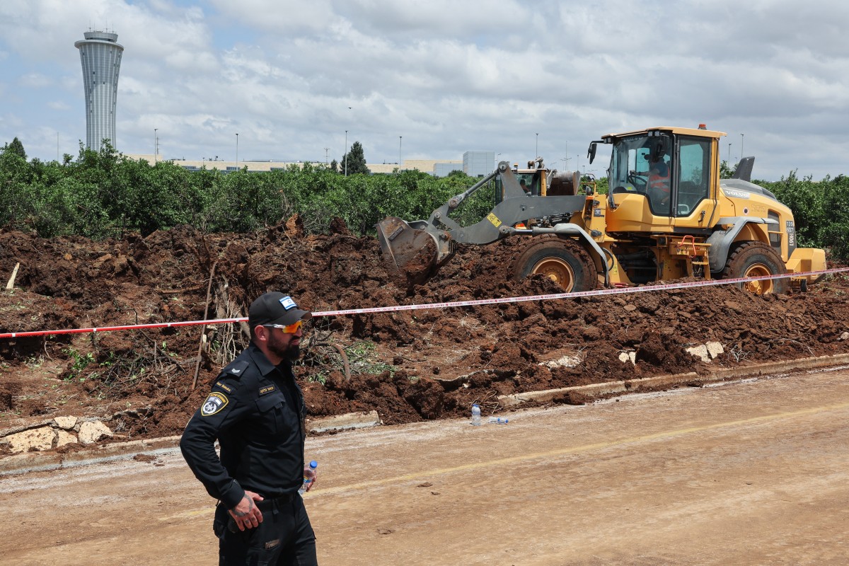 الحفرة التي خلّفها الصاروخ. (أ ف ب)