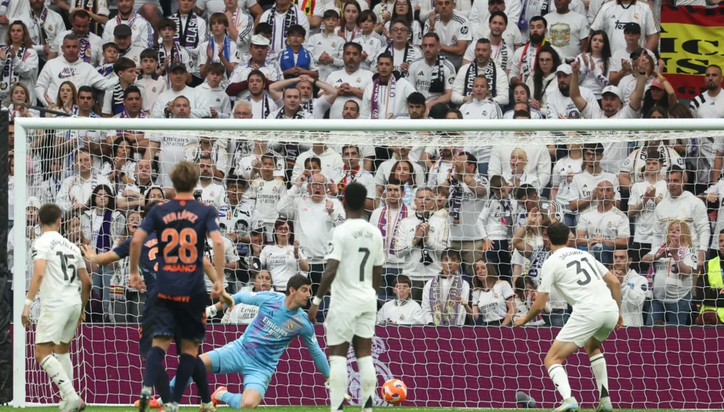 ريال مدريد يستهدف بديل كورتوا من الدوري الإنكليزي