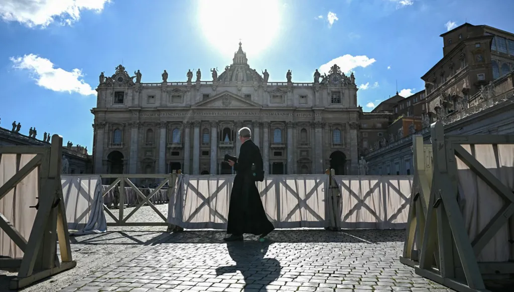 هل ينجلي الدُخان الابيض عن بابا جريء يعكُس جيوسياسية دهرية العالم المُتأزم؟