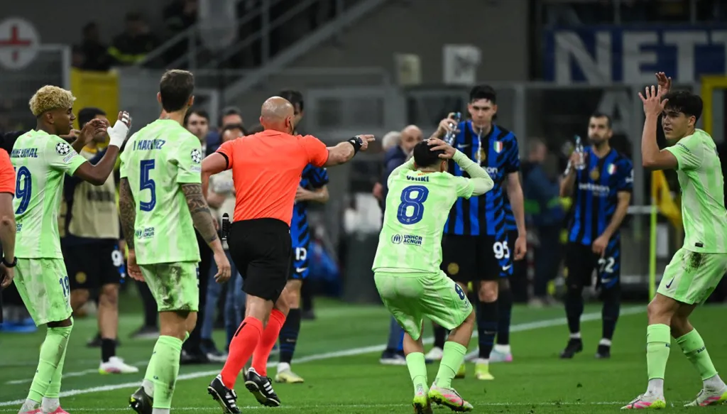 حكم نصف نهائي دوري أبطال أوروبا يرفض اتهامات برشلونة: التعليقات سخيفة