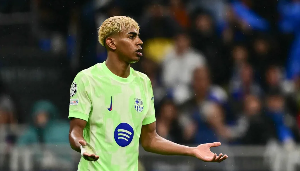 فتاة تصدم لامين يامال بطلب غريب ورد أغرب (فيديو)