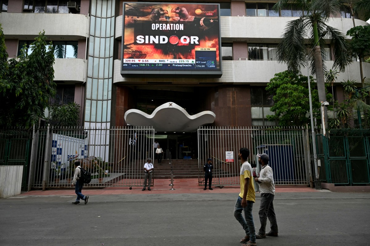 جدارية تحمل صورة اسم العملية الهندية