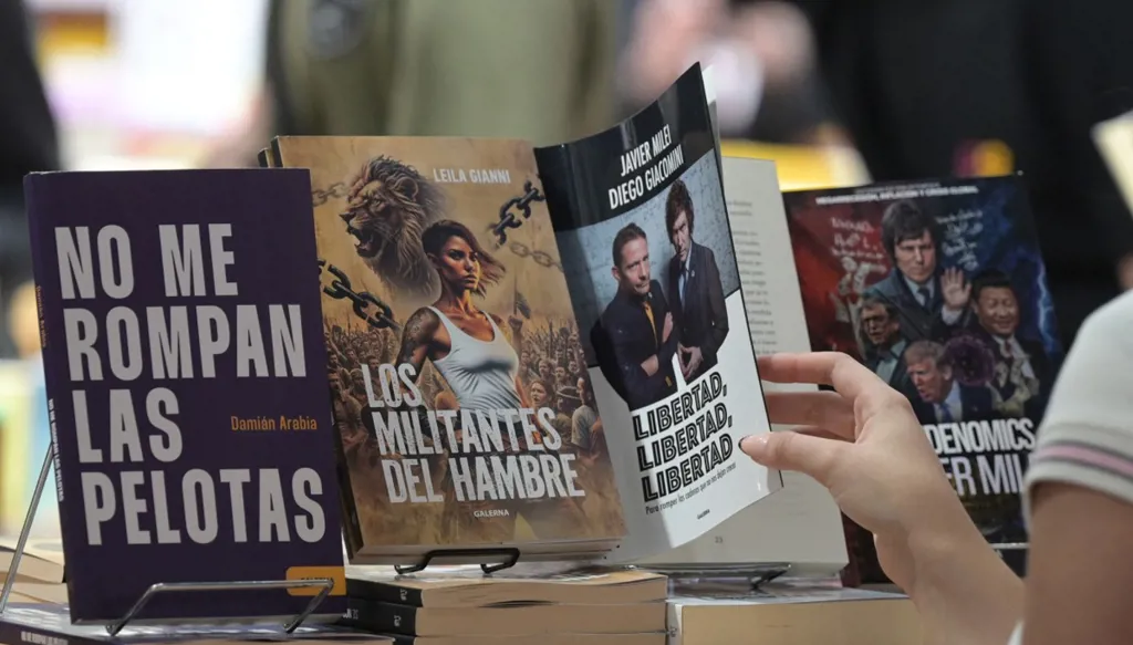 خافيير ميلي يهيمن على معرض بوينوس آيرس للكتاب: 20 إصداراً عن "الرأسمالي الفوضوي"