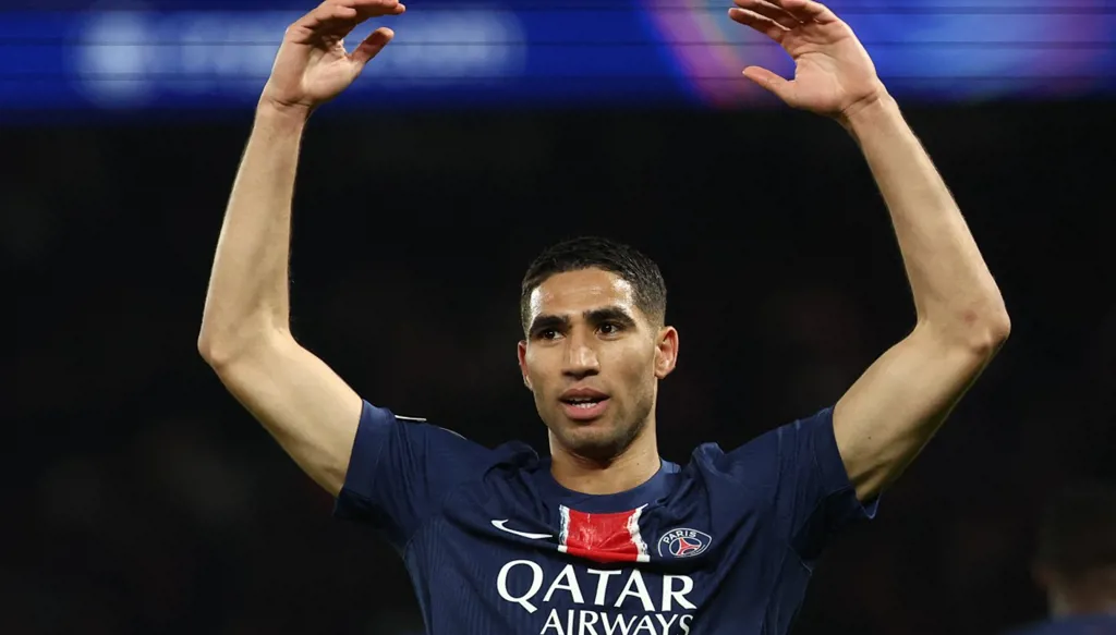 أشرف حكيمي يرد الجميل لنادي الطفولة