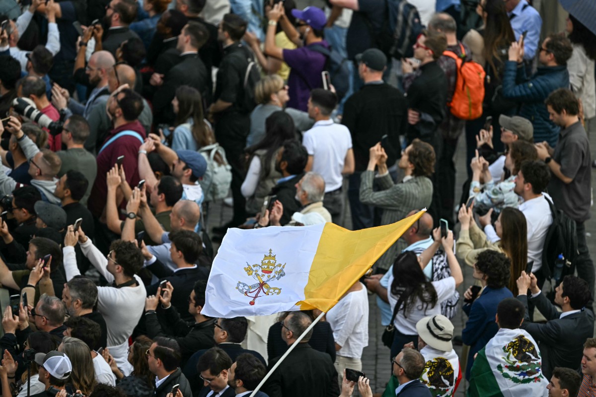 مؤمنون في ساحة القديس بطرس. (أ ف ب)