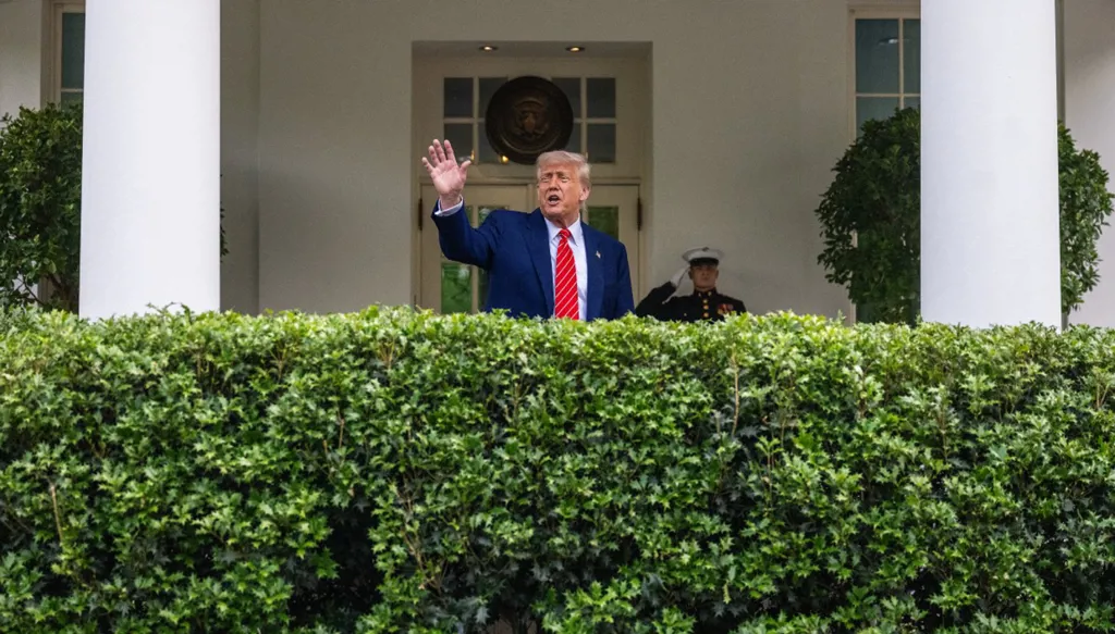 كيف علّق ترامب على انتخاب الفاتيكان أول بابا أميركي؟ (فيديو)