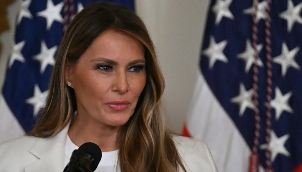 "قُطع عند الكاحلين"... اختفاء تمثال ميلانيا ترامب بمسقط رأسها