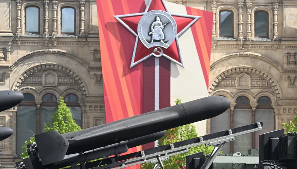 روسيا تستعرض في قلب الميدان الأحمر مسيرات تستخدمها ضد أوكرانيا