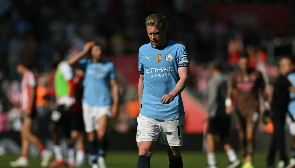 دي بروين يقود تشكيلة بلجيكا لتصفيات المونديال واستدعاء موريرا