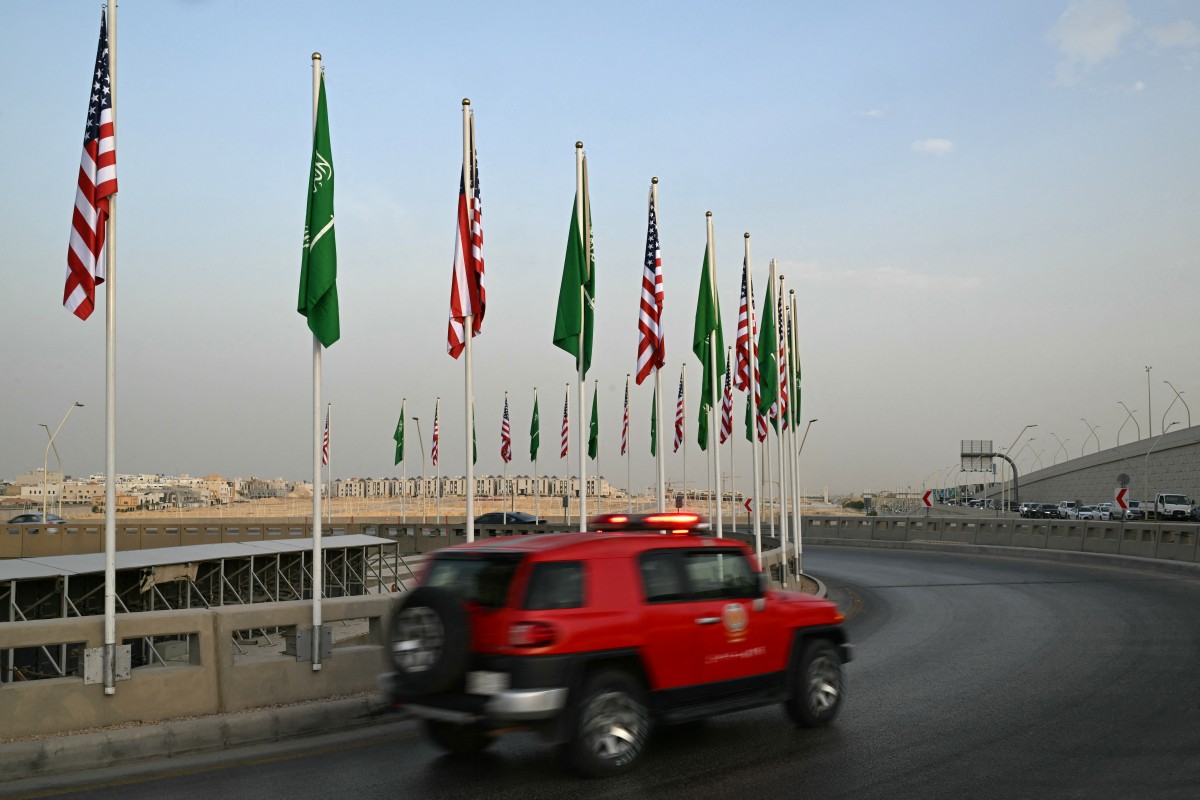  أعلام المملكة العربية السعودية والولايات المتحدة على أعمدة في الرياض (أ ف ب). 