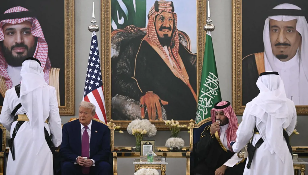 كلا، ليس صحيحاً ان ترامب امتنع عن شرب القهوة السعودية خلال استقباله في الرياض FactCheck#