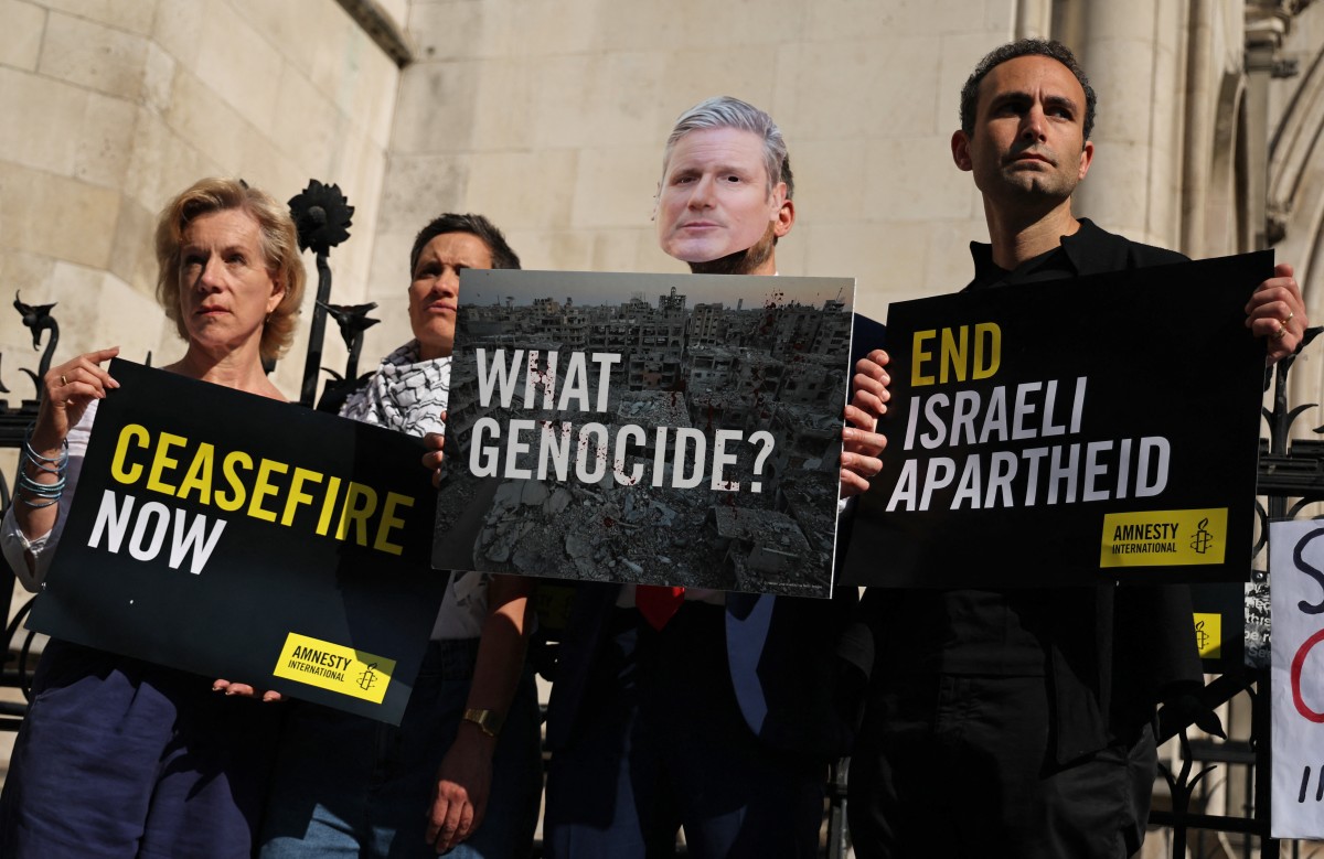 ناشطون ومؤيدون للفلسطينيين خارج المحكمة في لندن (ا ف ب)