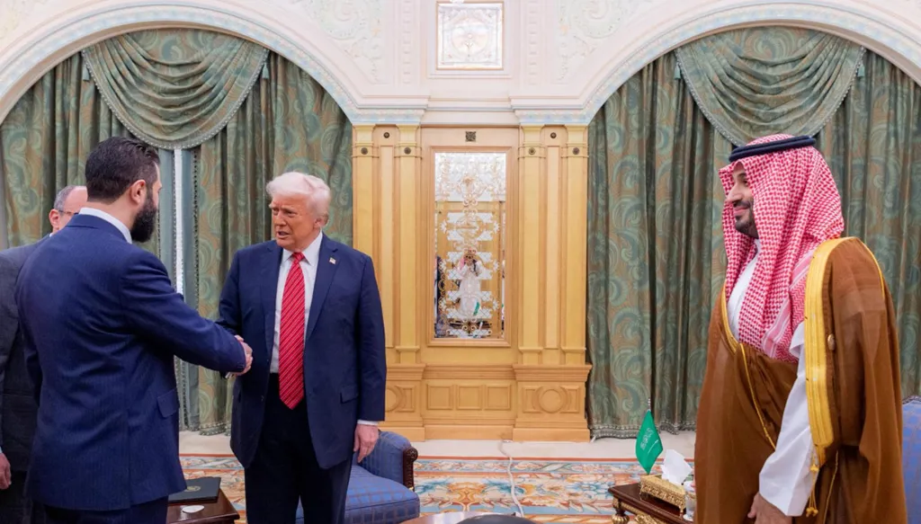 بالصور- ترامب يلتقي الشرع في الرياض: دعوة لانضمام سوريا إلى اتفاقيات إبراهام مع إسرائيل