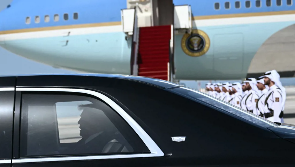 ترامب خلال وصوله إلى العاصمة القطرية الدوحة (أ ف ب)