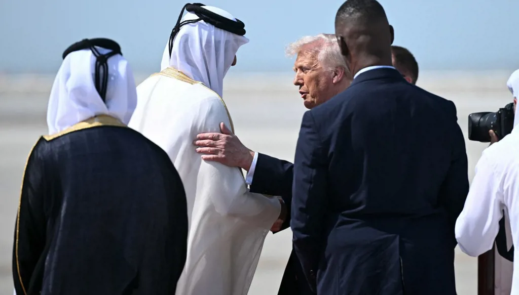 أمير قطر يستقبل ترامب في مطار الدوحة (أ ف ب).