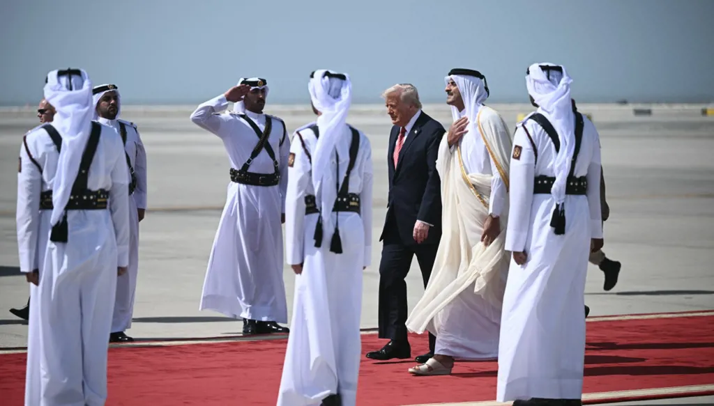 أمير قطر خلال استقباله ترامب في العاصمة الدوحة (أ ف ب)