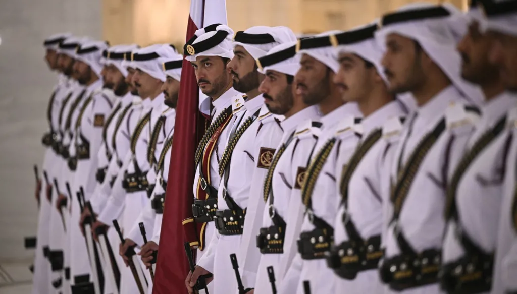 تشريفات قطرية لاستقبال ترامب (أ ف ب).
