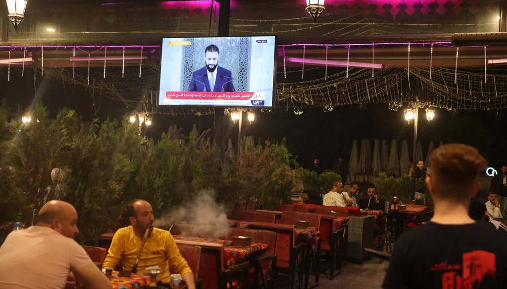 5 عند الخامسة: تدريب الشرع... كواليس الهدية القطرية وتصريحات "جريئة"