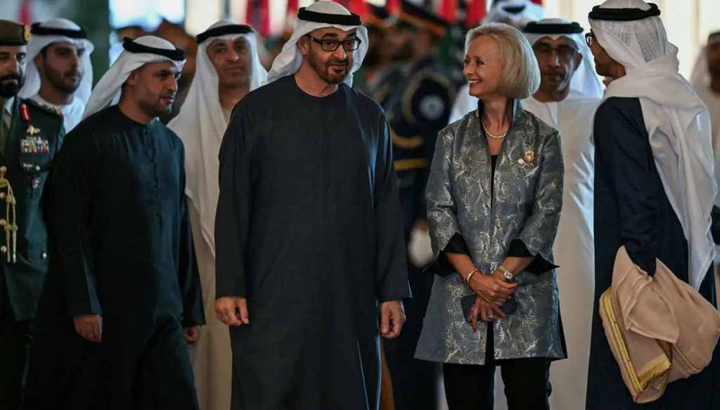 رئيس دولة الإمارات محمد بن زايد والسفيرة الأميركية في الإمارات في استقبال بمطار أبوظبي الرئاسي
