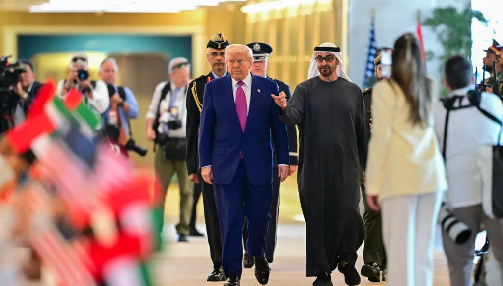 بن زايد مستقبلاً ترامب في مطار أبوظبي الرئاسي (أ ف ب)