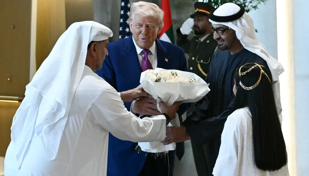 بن زايد مستقبلاً ترامب في مطار أبوظبي الرئاسي (أ ف ب)