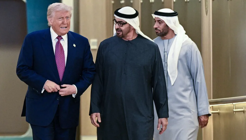 رئيس الإمارات محمد بن زايد والرئيس الأميركي دونالد ترامب في أبوظبي (أ ف ب)